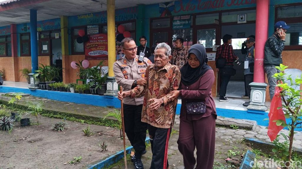 Semangat Pasutri Lansia di Magetan Saat Ikuti Coblosan Ulang